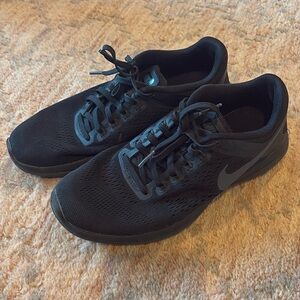 Women’s Black Nike 7.5 tennis shoes